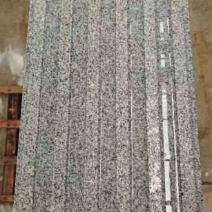 汕头 芝麻白花岗岩荔枝面雕刻盲道，盲条