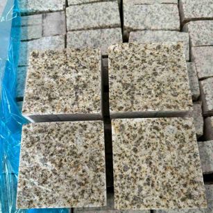 汕头 黄金麻花岗岩自然面小方块，弹石，马蹄石等