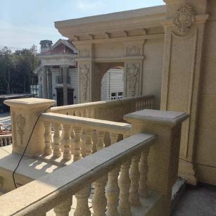 汕头 黄金麻别墅外墙干挂雕花配合阳台栏杆花瓶柱