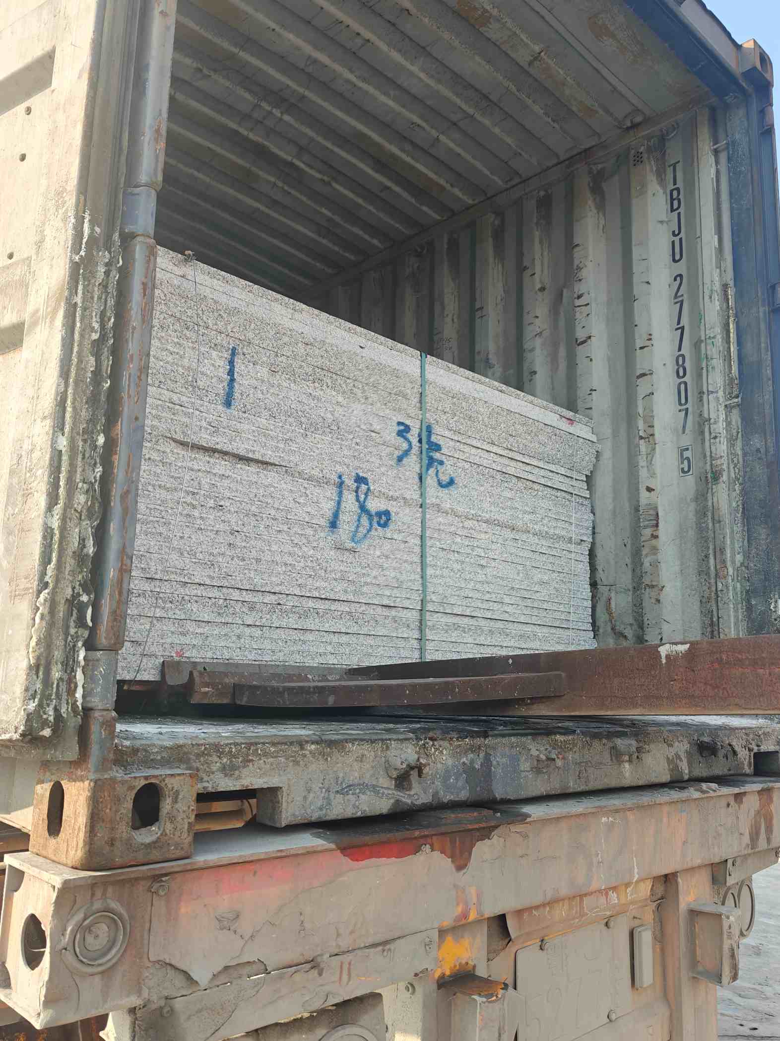 汕头 芝麻白花岗岩石材3.0公分光面毛板装柜出货