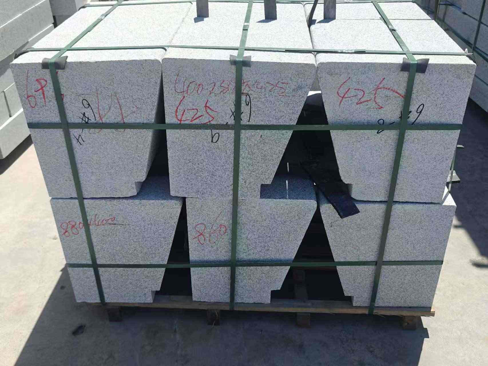 汕头 芝麻白异形坐凳，石凳