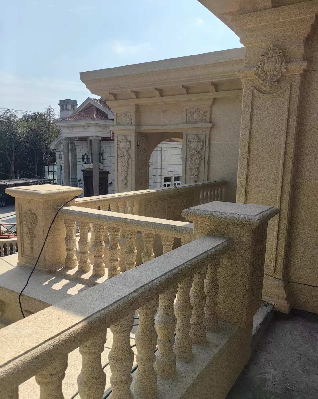 汕头 黄金麻别墅外墙干挂雕花配合阳台栏杆花瓶柱