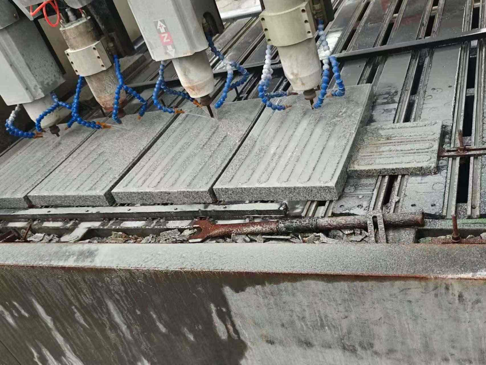 汕头 芝麻白花岗岩荔枝面盲道雕刻