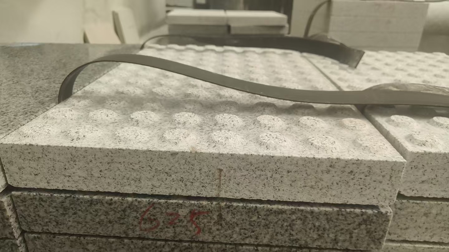 汕头 芝麻白花岗岩6.0公分荔枝面五轴加工雕刻盲点