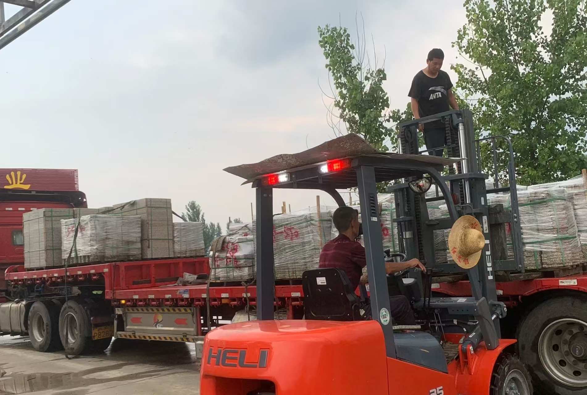 汕头 黄金麻冰裂纹，地铺石装车