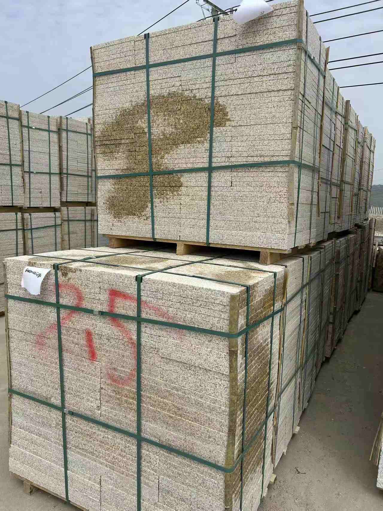 汕头 黄金麻花岗岩石材荔枝面地铺石2.5*300*600