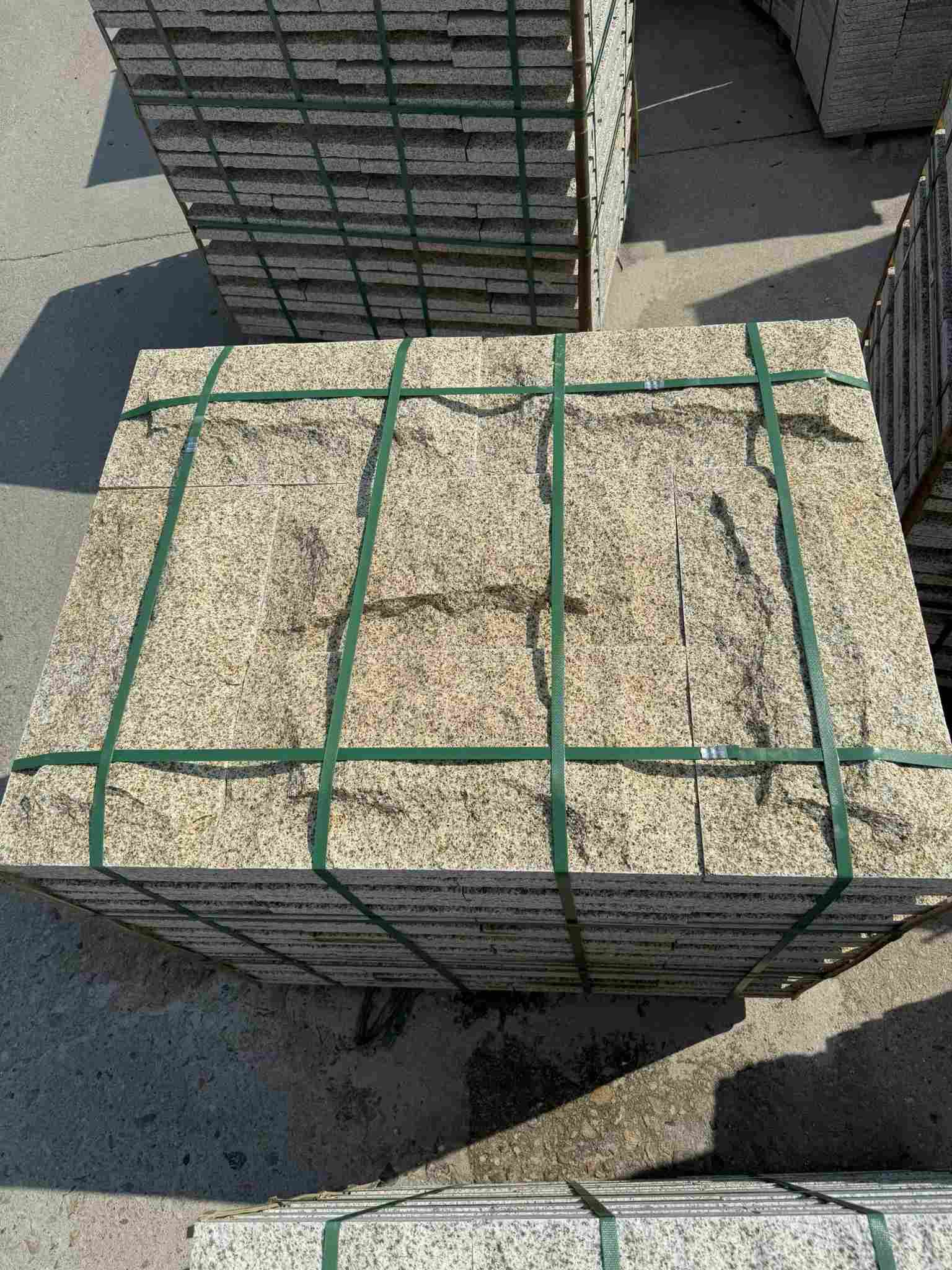 汕头 黄金麻花岗岩石材自然面蘑菇石成品