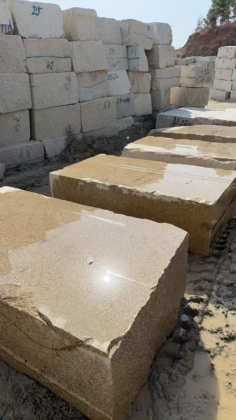 汕头 黄金麻方料堆场洗料分选中，原材料充足