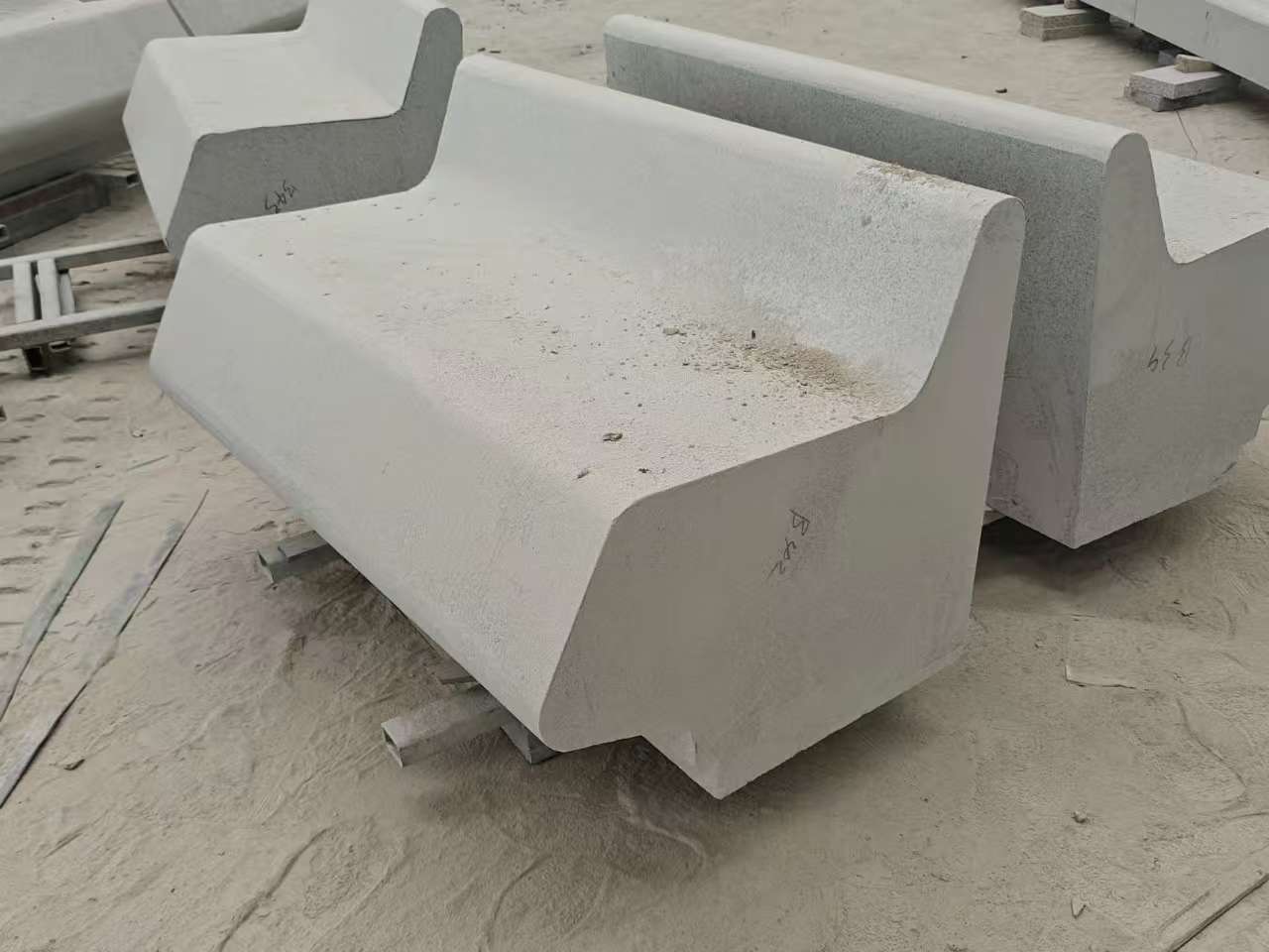 汕头 芝麻白花岗岩异形坐凳，石凳