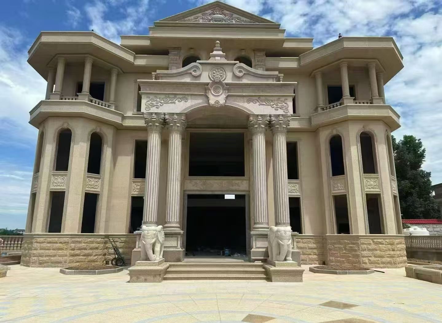 汕头 黄金麻别墅外墙干挂，大柱，大象，蘑菇石，雕花板