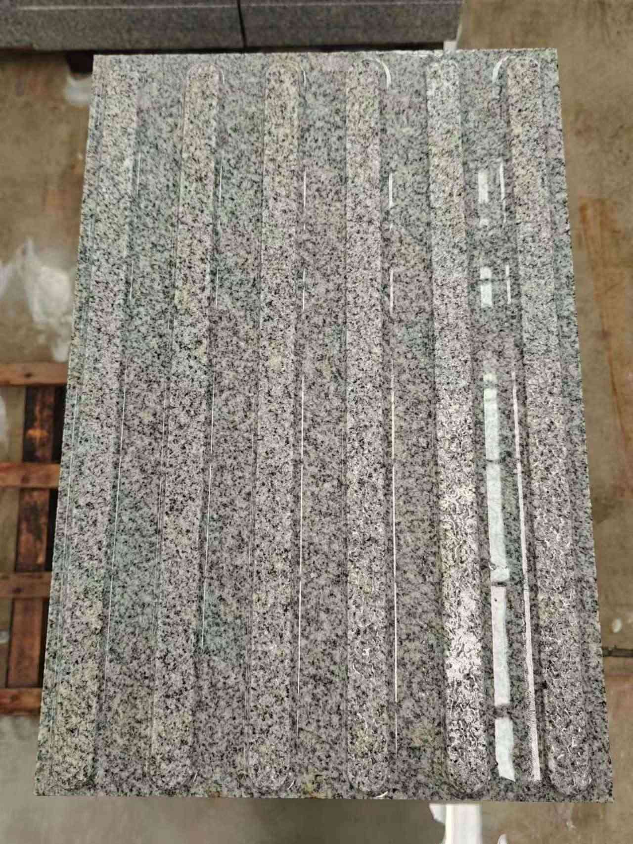 汕头 芝麻白花岗岩荔枝面雕刻盲道，盲条