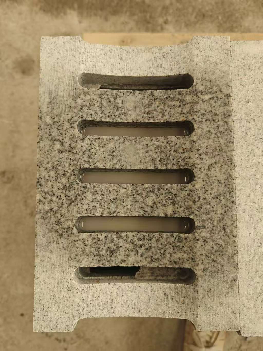 汕头 芝麻白拉丝面花岗岩U型开槽排水槽