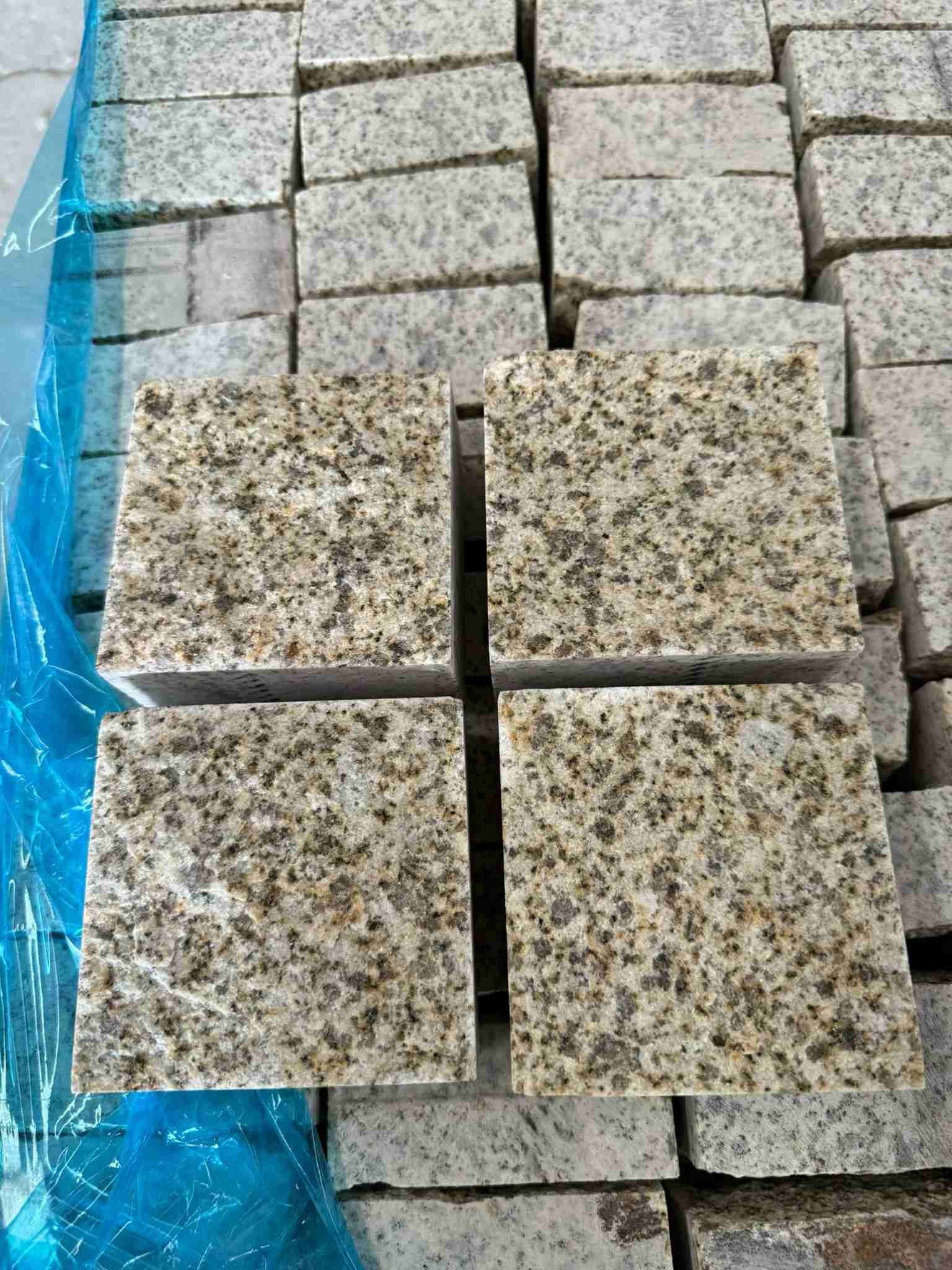 汕头 黄金麻花岗岩自然面小方块，弹石，马蹄石等