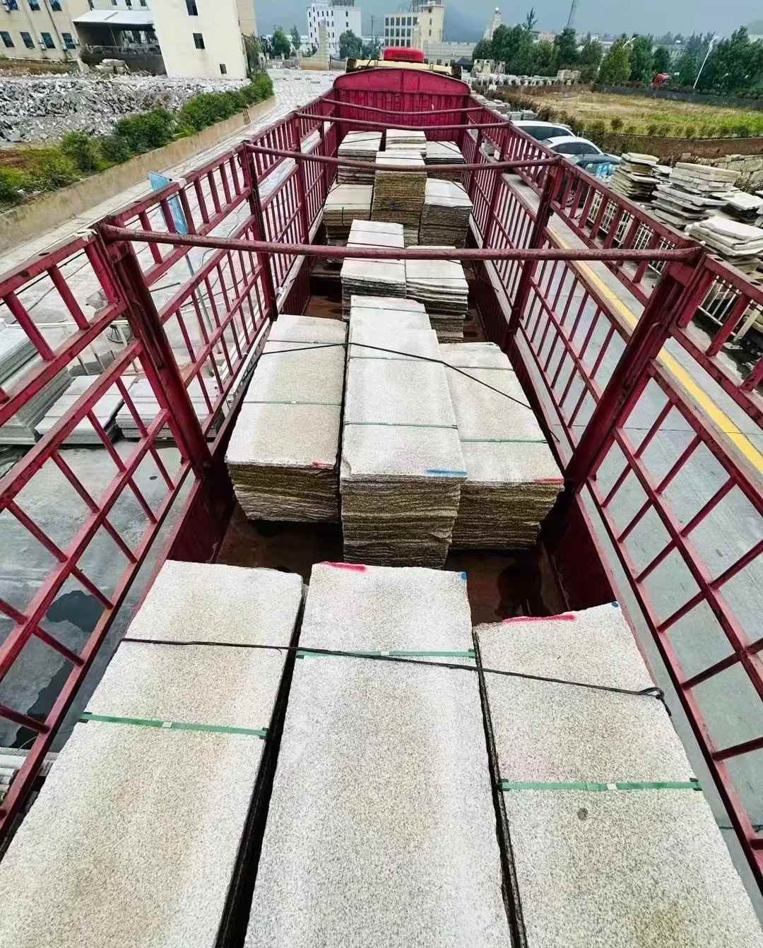 汕头 黄金麻花岗岩荔枝面，光面毛板装车完成