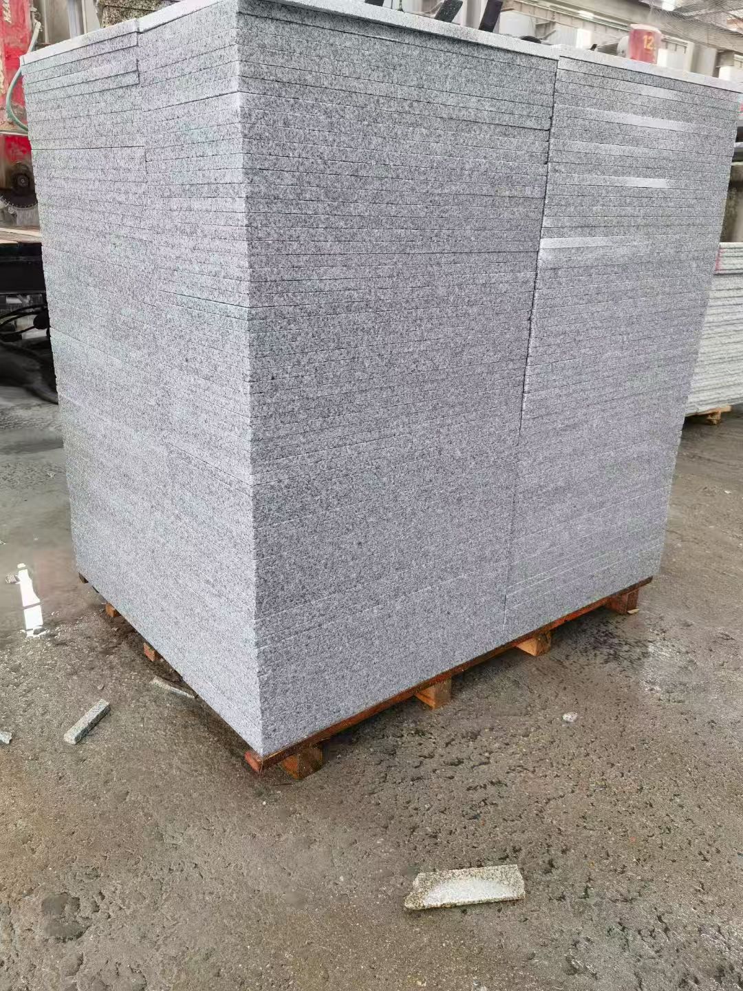 汕头 芝麻白火烧面1.8厚300*600地铺石，尺寸标准，厚薄均匀