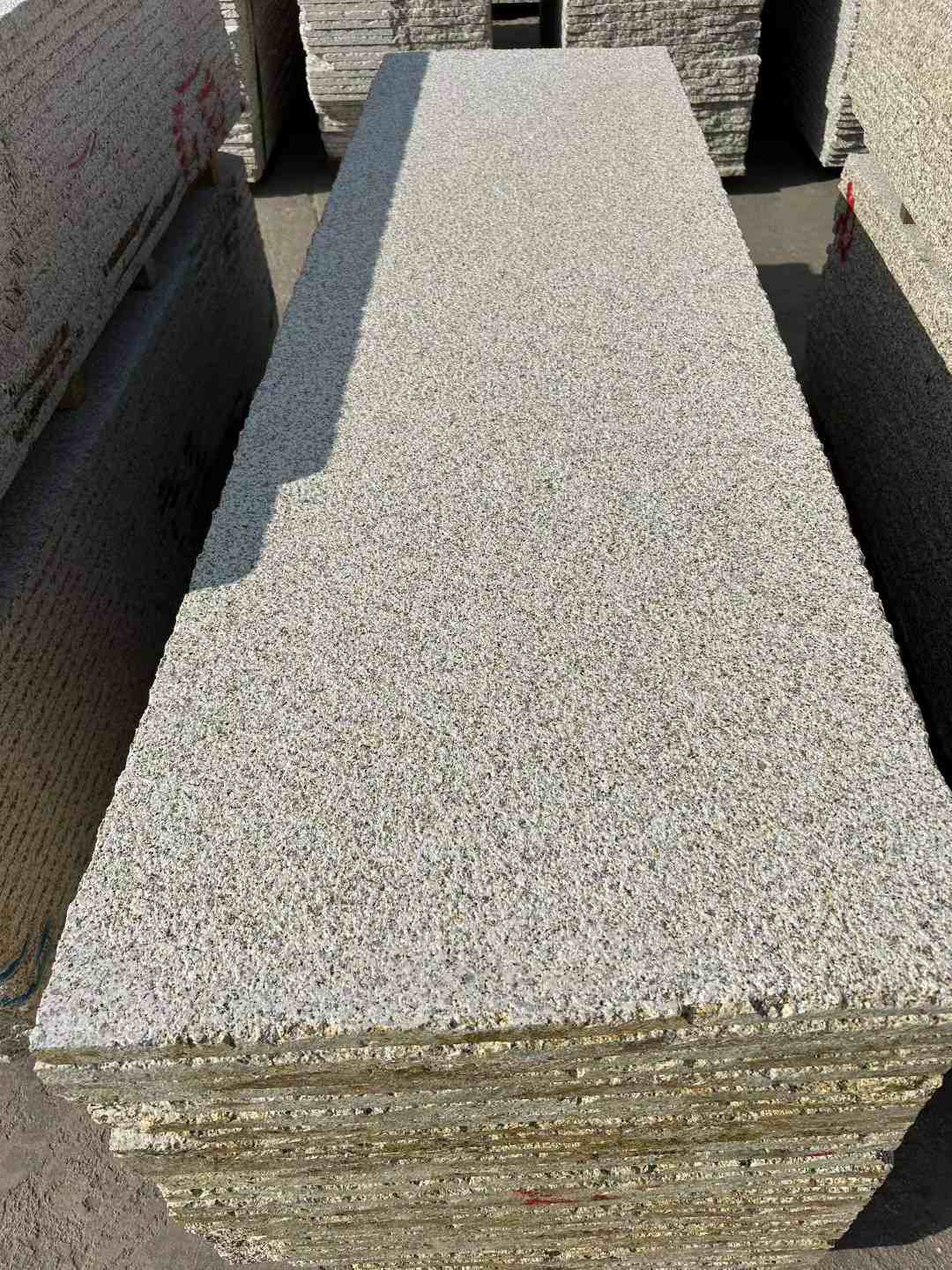 汕头 黄金麻花岗岩荔枝面毛板，半成品