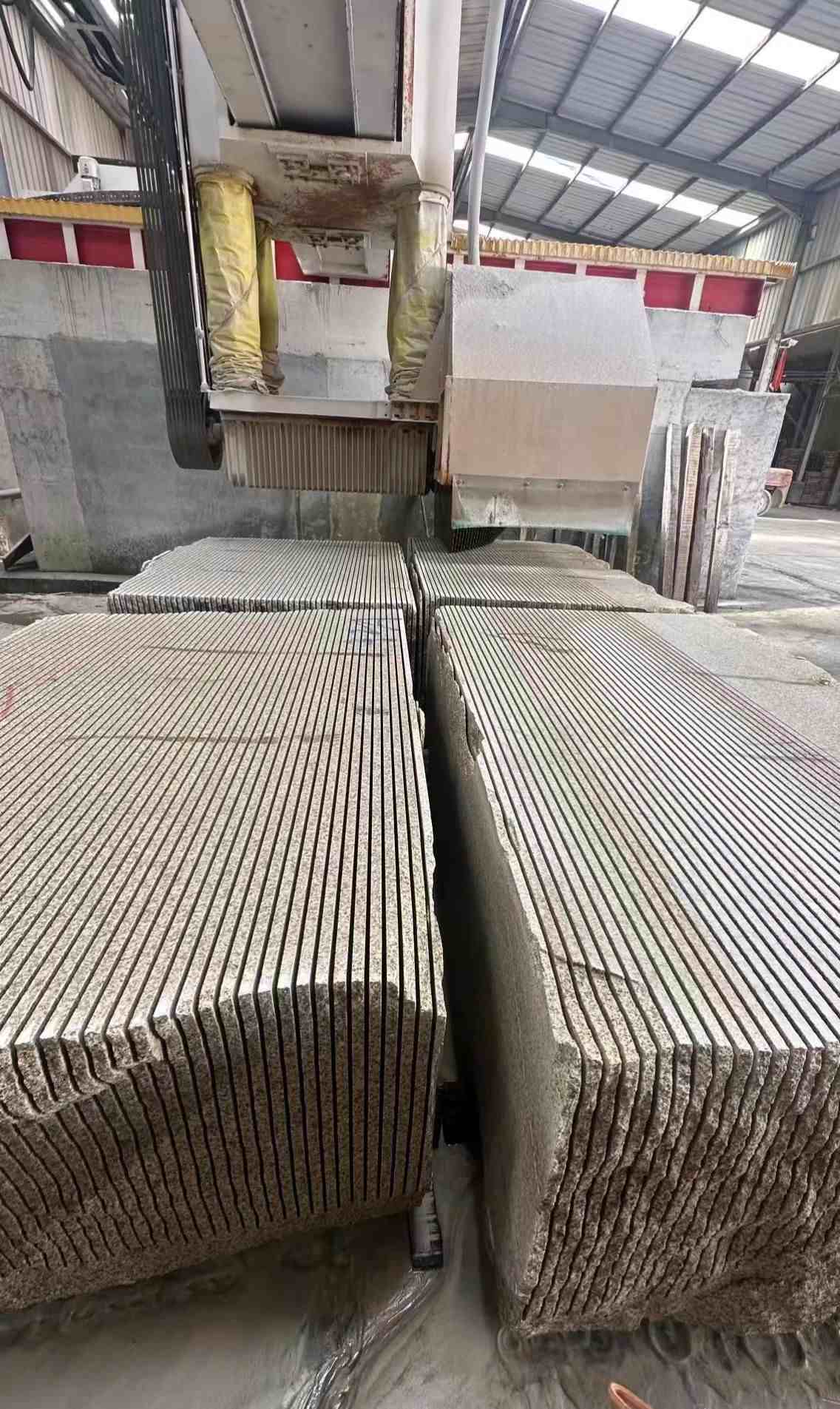 汕头 车间生产日常，黄金麻白麻花岗岩