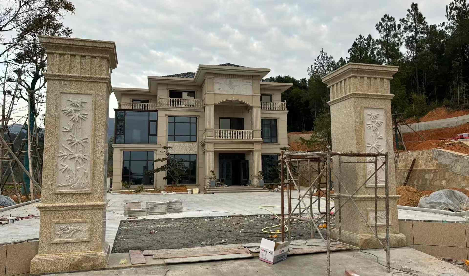 汕头 黄金麻花岗岩别墅雕花外墙干挂配上门口雕花罗马柱