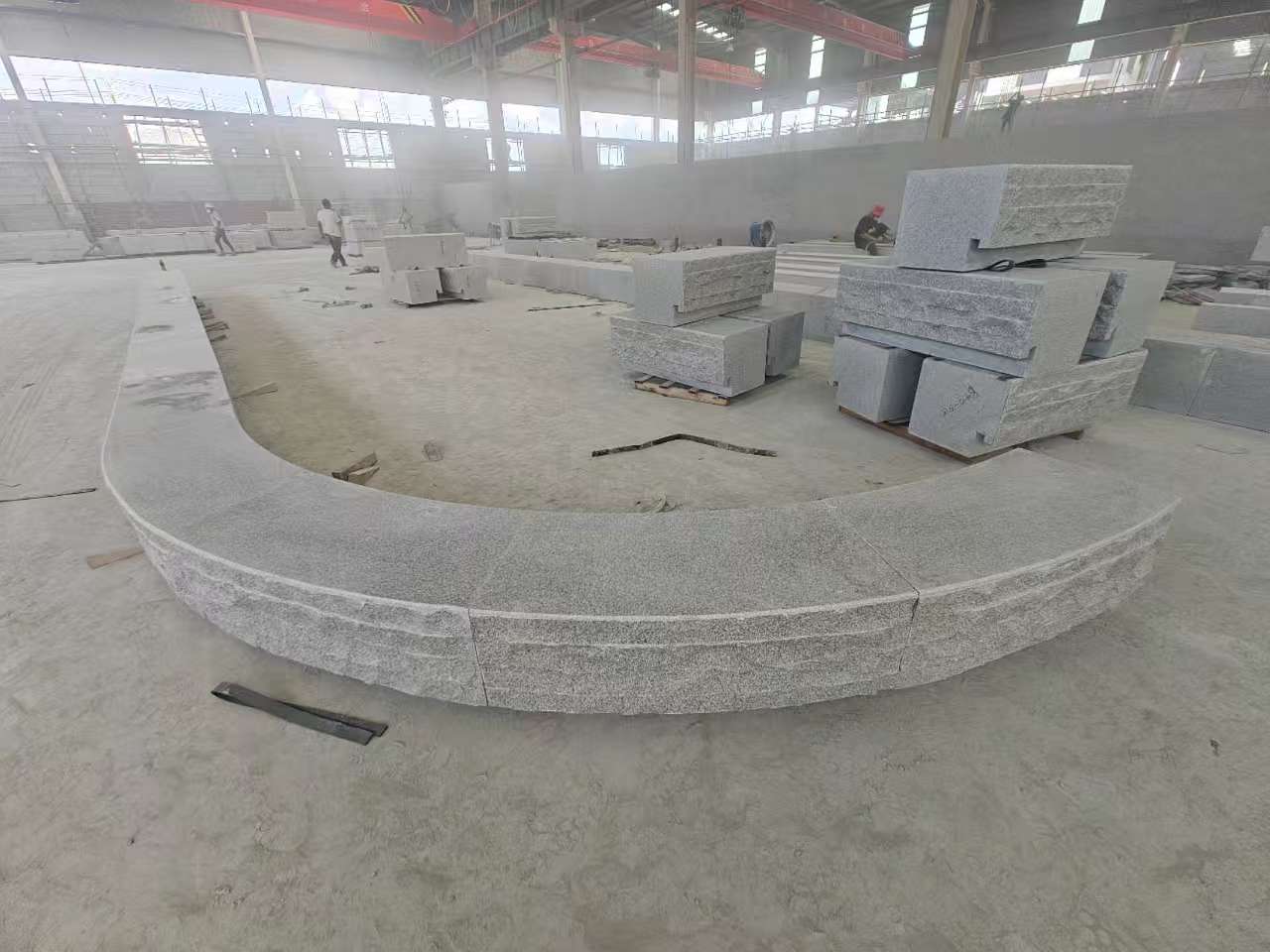 汕头 芝麻白异形坐凳，自然面光面弧形加工