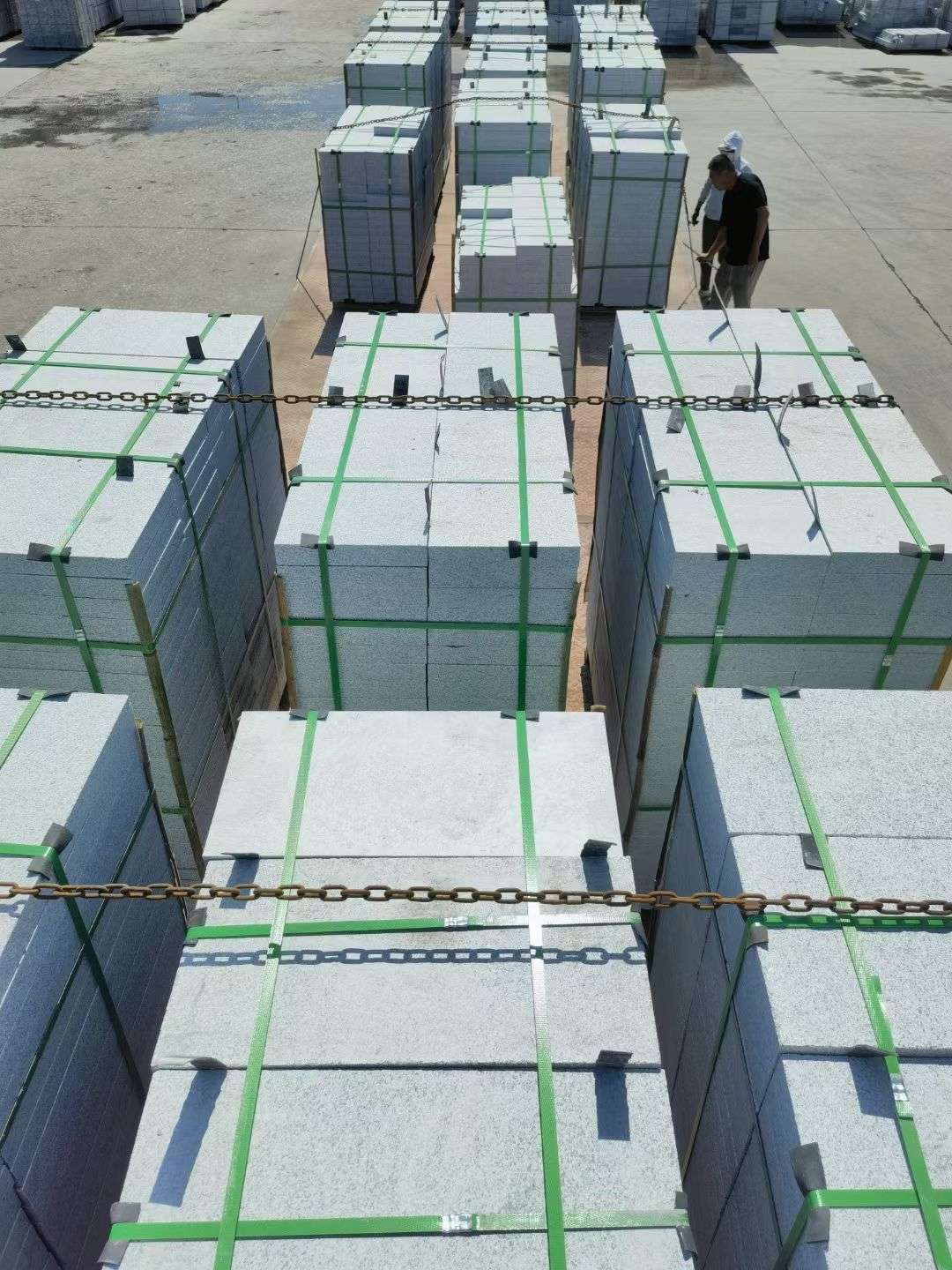 汕头 芝麻白花岗岩5公分地铺石 花岗岩厂家工厂装车日常